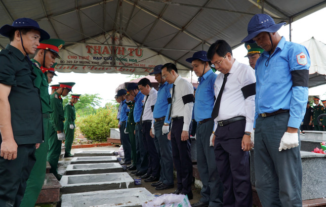 At the memorial and reburial services in Kien Giang province (Photo: VNA)