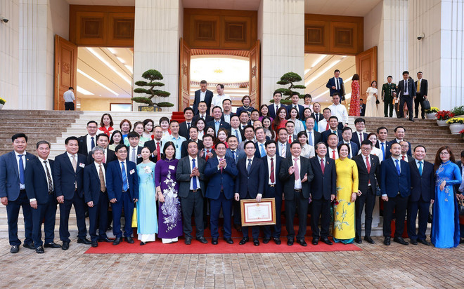 PM Pham Minh Chinh and business leaders pose for a group photo. (Photo: VNA)