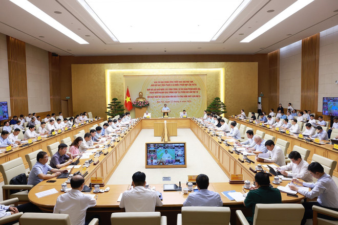 The online conference on June 22 (Photo: VNA) vna-potal-thu-tuong-chu-tri-phien-hop-lien-bcd-ve-xoa-nha-tam-va-du-an-trong-diem-8106090.jpg