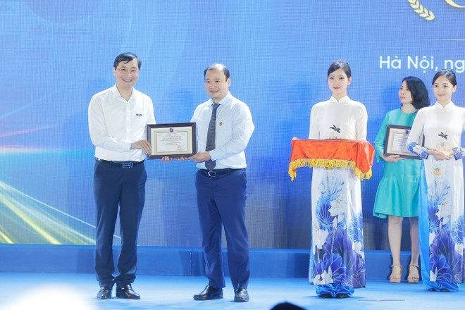 The Vietnam News Agency's e-newspaper VietnamPlus wins Prize A for its interactive 3D multimedia feature “Hung ca thong nhat” as an impressive journalistic work. (Photo: VNA) vna-potal-le-be-mac-hoi-bao-toan-quoc-nam-2025-8105351.jpg