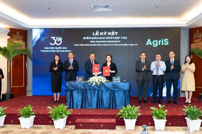 The MoU signing ceremony on May 24, 2025, between AgriS and VNU-HCM on developing high-quality human resources for the agriculture sector, witnessed by Tran Luu Quang, Secretary of the Party Central Committee, Head of its Commission for Policies and Strategies. (Photo: TTC AgriS) vnu-2.jpg