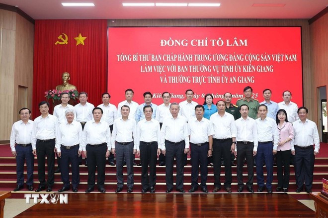 Party General Secretary To Lam and the delegates at the working session in Kien Giang province on June 4. (Photo: VNA) tong-bi-thu-to-lam-lam-viec-voi-ban-thuong-vu-tinh-uy-kien-giang-va-thuong-truc-tinh-uy-an-giang-8072272-9.jpg