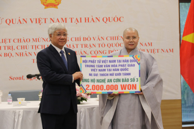 vna-potal-chu-tich-do-van-chien-tham-dai-su-quan-va-gap-go-ba-con-nguoi-viet-tai-han-quoc-8186644.jpg