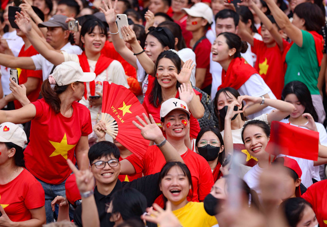 People joyfully welcome the marching contingents along the streets of Hanoi. (Photo: VNA) vna-potal-binh-minh-cua-ngay-doc-lap-lan-thu-80-8250912.jpg