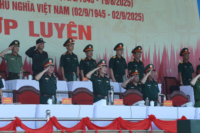 General Nguyen Tan Cuong (second from left) presides over the event. (Photo: VNA) vna-potal-tong-hop-luyen-dieu-binh-dieu-hanh-ky-niem-quoc-khanh-29-8153833.jpg