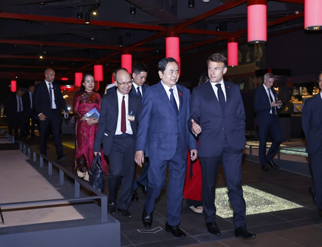 National Assembly Chairman Tran Thanh Man and French President Emmanuel Macron visit the archaeological exhibition beneath the National Assembly building. (Photo: VNA) vna-potal-chu-tich-quoc-hoi-tran-thanh-man-hoi-kien-tong-thong-phap-emmanuel-macron-8055698.jpg