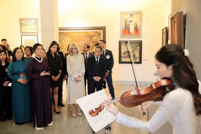 Madame Ngo Phuong Ly and Madame Brigitte Macron at the Vietnam Fine Arts Museum (Photo: VNA) vna-potal-phu-nhan-tong-bi-thu-va-phu-nhan-tong-thong-phap-tham-bao-tang-my-thuat-viet-nam-8055631.jpg