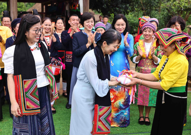 The two ladies at the Thai ethnic village (Photo: VNA) vna-potal-hai-phu-nhan-thu-tuong-viet-nam-va-nhat-ban-tham-lang-van-hoa-du-lich-cac-dan-toc-viet-nam-8000598.jpg
