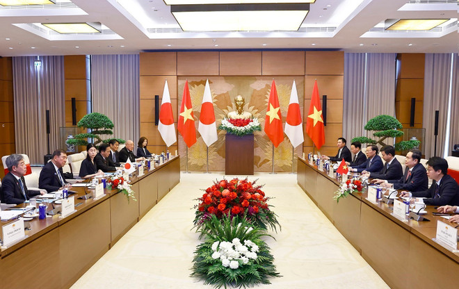 At their meeting, the two leaders express their delight at the substantive development of the two countries' relations nearly two years since the establishment of the comprehensive strategic partnership. (Photo: VNA) vna-potal-chu-tich-quoc-hoi-tran-thanh-man-hoi-kien-thu-tuong-nhat-ban-ishiba-shigeru-8000865.jpg