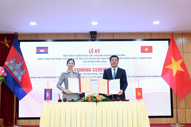 The two ministers ink an agreement on promoting Vietnam – Cambodia trade for the 2025–2026 period. (Photo: VNA) vna-potal-tang-cuong-hop-tac-thuong-mai-viet-nam-campuchia-8001451.jpg
