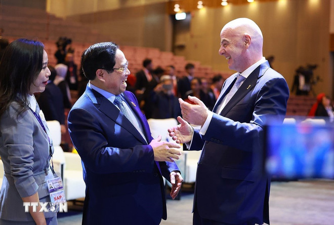 PM Chinh and FIFA President Gianni Infantino (Photo: VNA) fifa.jpg