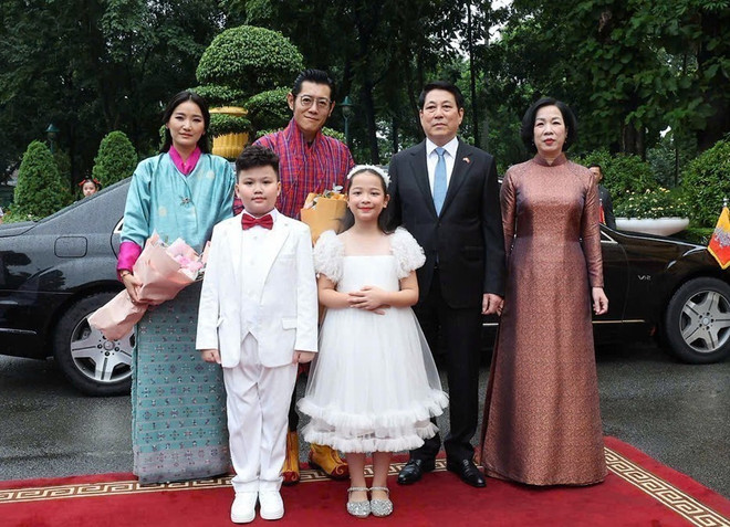 State President Luong Cuong and his spouse Nguyen Thi Minh Nguyet welcome the the Bhutanese royal couple. (Photo: VNA) vna-potal-chu-tich-nuoc-chu-tri-le-don-quoc-vuong-bhutan-tham-cap-nha-nuoc-toi-viet-nam-8219660.jpg