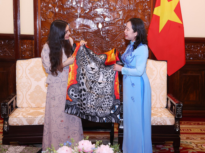 Leyla Aliyeva, Vice President of Azerbaijan’s Heydar Aliyev Foundation, presents a gift to Vice State President Vo Thi Anh Xuan. (Photo: VNA) vna-potal-pho-chu-tich-nuoc-vo-thi-anh-xuan-tiep-pho-chu-tich-quy-heydar-aliyev-7987459.jpg