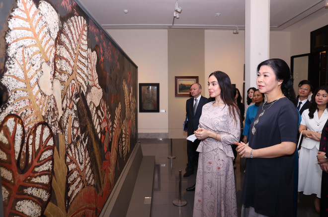 Madame Ngo Phuong Ly introduces her guest to Vietnam's artworks. (Photo: VNA) vna-potal-phu-nhan-ngo-phuong-ly-va-pho-chu-tich-quy-heydar-aliyev-tham-quan-bao-tang-my-thuat-viet-nam-7987381.jpg