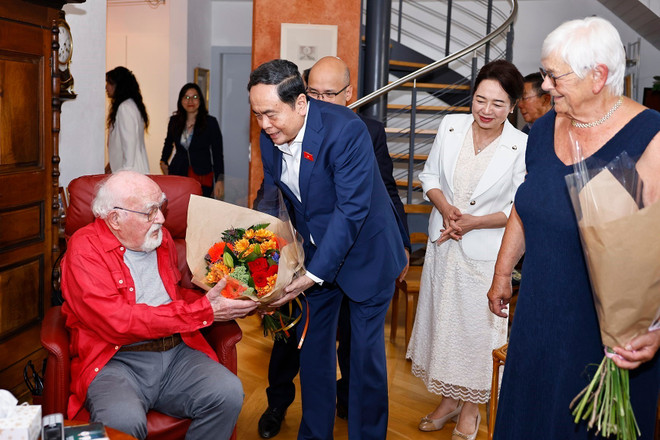 National Assembly Chairman Tran Thanh Man and his spouse Nguyen Thi Thanh Nga meet with the Savary couple. (Photo: VNA) vna-potal-chu-tich-quoc-hoi-va-phu-nhan-tham-gia-dinh-ong-jacques-savary-o-thanh-pho-vevey-thuy-si-8177225.jpg