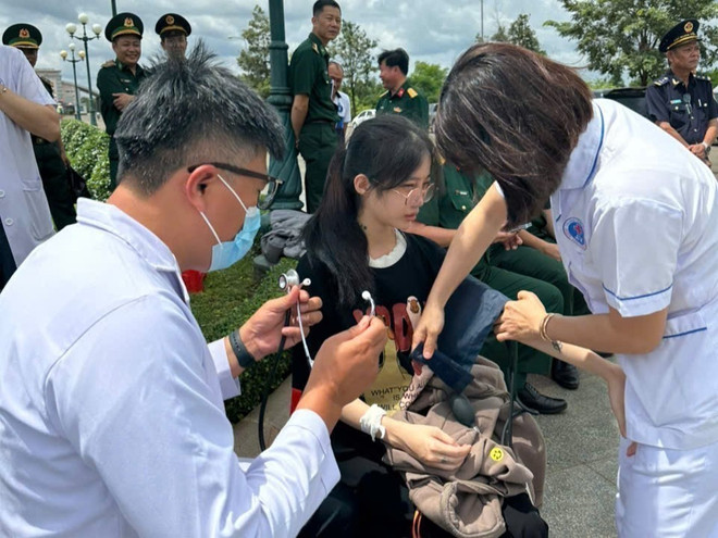 Medical examinations provided for the returnees. (Photo: VNA) vna-potal-dong-nai-tiep-nhan-85-cong-dan-tu-phia-campuchia-lien-quan-hoat-dong-toi-pham-lua-dao-truc-tuyen-8180853.jpg