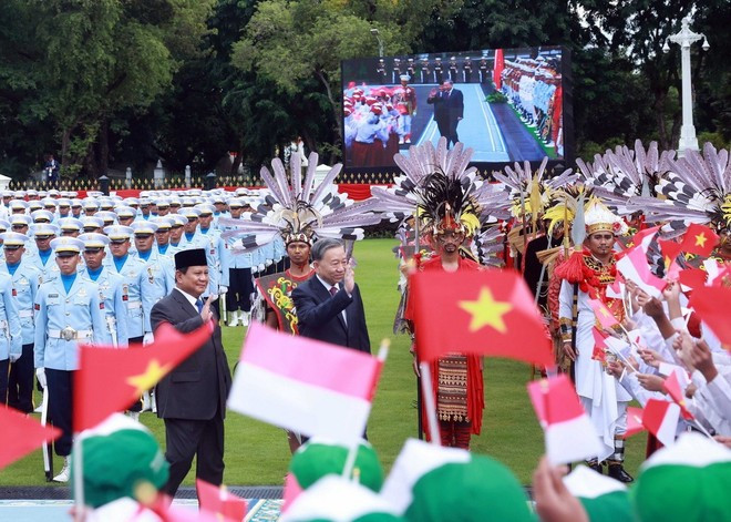 At the red-carpet welcome ceremony for Party General Secretary To Lam. (Photo: VNA) red-carpet-ceremony.png