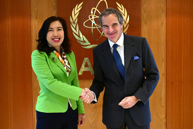 Deputy FM Hang (L) meets with Director General of the International Atomic Energy Agency Rafael Mariano Gross (Photo: VNA) le-thi-thu-hang.jpg