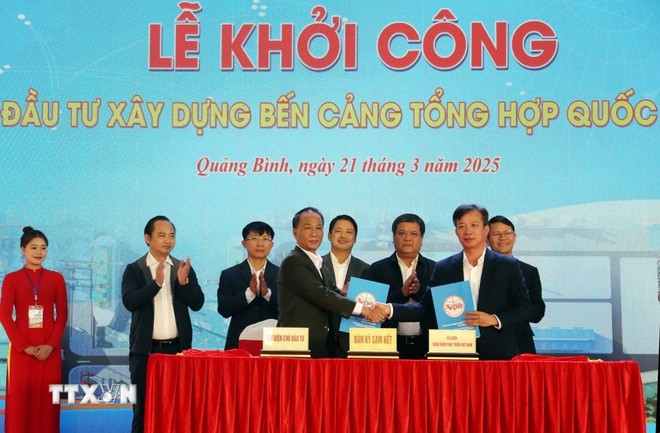 Delegates at the ceremony (Photo: VNA) cang-hon-la-quang-binh-2.jpg
