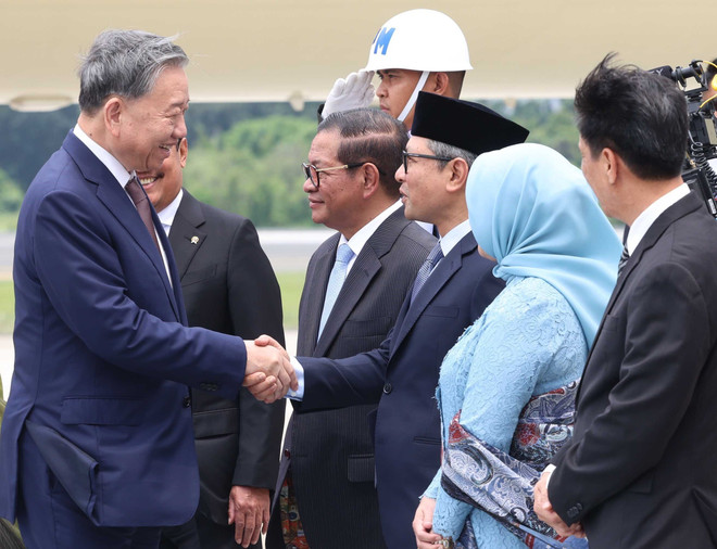 Party General Secretary To Lam arrives in Jakarta on March 9 afternoon, beginning his state visit to Indonesia and official visit to the ASEAN Secretariat. (Photo: VNA) vna-potal-tong-bi-thu-to-lam-va-phu-nhan-bat-dau-tham-cap-nha-nuoc-toi-indonesia-tham-chinh-thuc-ban-thu-ky-asean-7902800.jpg