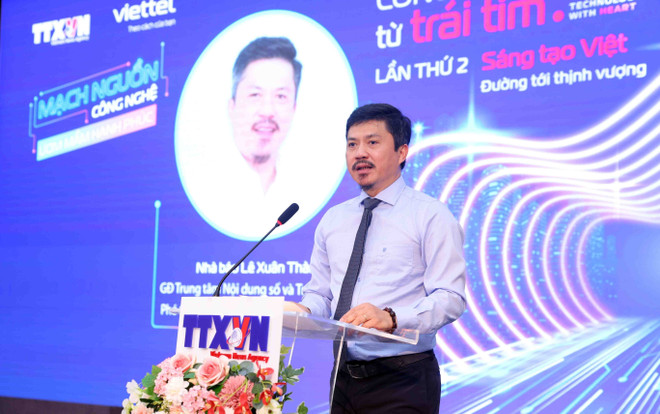 Director of the VNA’s digital content and media centre Le Xuan Thanh speaks at the event. (Photo: VNA) vna-potal-hoi-thao-mach-nguon-cong-nghe-uom-mam-hanh-phuc-8089541.jpg