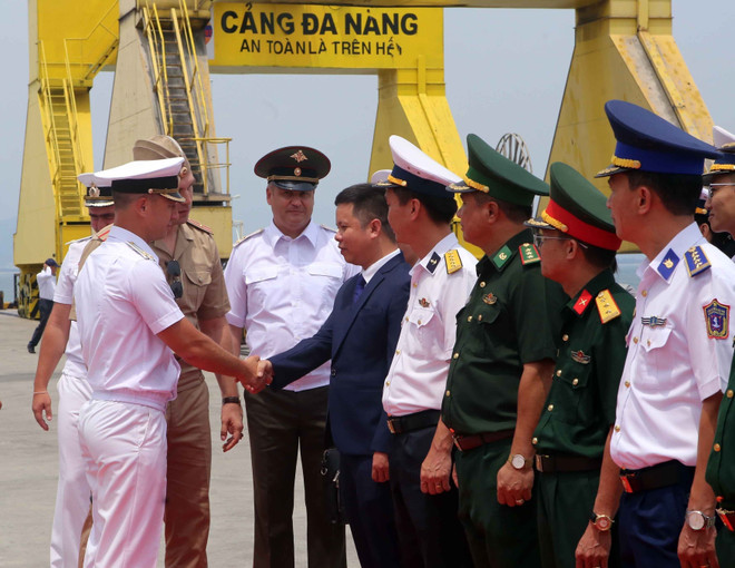 At the welcome ceremony (Photo: VNA) vna-potal-doi-tau-hai-quan-nga-tham-xa-giao-thanh-pho-da-nang-8024013.jpg