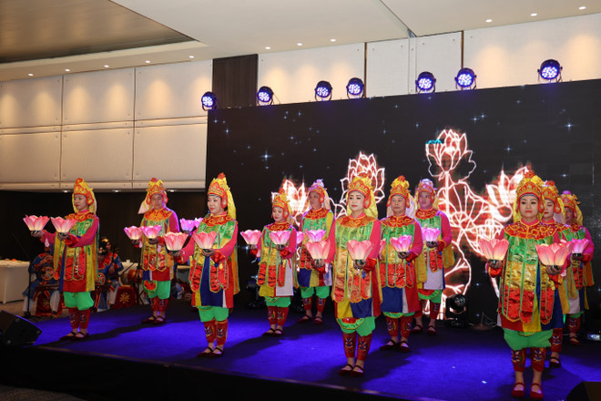 Performances at the tourism promotion programme wow Swiss spectators. (Photo: VNA) vna-potal-nha-nhac-cung-dinh-hue-tao-an-tuong-tai-thuy-si-8023442.jpg