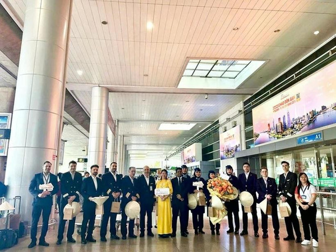 Iranian tourists are welcomed at Tan Son Nhat International Airport. (Photo: VGP) vgp-958.jpg