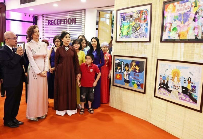 vna-potal-phu-nhan-tong-bi-thu-va-tong-giam-doc-unesco-tham-bao-tang-phu-nu-viet-nam-8118102.jpg
