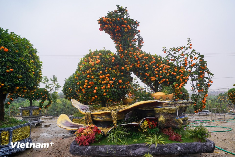 One of the signature works, named “Nhat ma phu tu bao ngoc” (A horse embracing a treasure sphere), is offered at around 30 million VND (1,200 USD). (Photo: VietnamPlus)