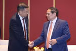 Prime Minister Pham Minh Chinh (right) meets Chairman of the Bank of China (BOC) Ge Haijiao on June 24, 2025. (Photo: VNA)