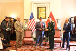 VFW representative (L) hands over wartime memorabilia to the Vietnamese side. (Photo: VNA)