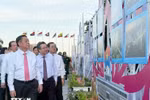 Delegates visit the exhibition on the 1975 Spring Victory in Ho Chi Minh City. (Photo: VNA)