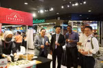 Vietnamese Ambassador to Malaysia Dinh Ngoc Linh (second from left), Trade Counsellor Le Phu Cuong (far left), and AEON Malaysia executives at the mixed pho booth prepared by AEON. (Photo: VNA) 