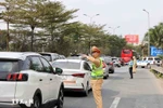 Traffic police direct the vehicle flow at the Phap Van Expressway interchange. (Photo: VNA)