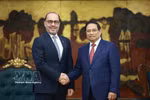 Prime Minister Pham Minh Chinh receives Qatari Ambassador Khalid Ali Abdullah Abel on March 17. (Photo: VNA)