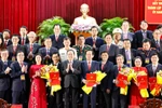 National Assembly Chairman Tran Thanh Man (front, fifth from left) presents the decisions of the Politburo and the Party Central Committee's Secretariat to the Party Committee, its Standing Board, Secretary, and Deputy Secretaries of Can Tho city on June 30. (Photo: VNA) 