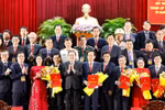 National Assembly Chairman Tran Thanh Man (front, fifth from left) presents the decisions of the Politburo and the Party Central Committee's Secretariat to the Party Committee, its Standing Board, Secretary, and Deputy Secretaries of Can Tho city on June 30. (Photo: VNA) 
