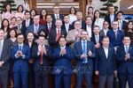 Prime Minister Pham Minh Chinh poses for a photo with UK businesses. (Photo: VNA)