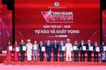 Head of the Party Central Committee’s Commission for Information, Education and Mass Mobilisation Nguyen Trong Nghia (seventh from left), and President of the Vietnam General Confederation of Labour Nguyen Dinh Khang (eighth from left) present the Glory to Vietnam 2025 emblems and certificates to the honoured collectives. (Photo: VNA)