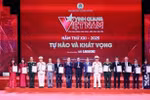 Head of the Party Central Committee’s Commission for Information, Education and Mass Mobilisation Nguyen Trong Nghia (seventh from left), and President of the Vietnam General Confederation of Labour Nguyen Dinh Khang (eighth from left) present the Glory to Vietnam 2025 emblems and certificates to the honoured collectives. (Photo: VNA)
