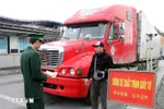 Authorities inspect the procedures of vehicle operators transporting goods at the Huu Nghi International Border Gate (Lang Son province). (Photo: VNA)