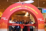 A Vietjet executive performs the ribbon-cutting ceremony for the Ho Chi Minh City - Bengaluru route launch. (Photo: baodautu.vn)
