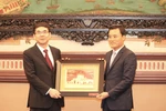 Vice Chairman of the Ho Chi Minh City People’s Committee Bui Xuan Cuong presents a gift to the Guangzhou delegation. (Photo: VNA)
