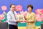 General Director of the Vietnam News Agency Vu Viet Trang presents National Assembly Chairman Tran Thanh Man with a bilingual photo book titled “100 Years of Vietnam’s Revolutionary Press (1925–2025),” compiled and published by the News Agency Publishing House. (Photo: VNA)