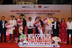 The first passengers arriving in Da Nang on Emirates Airlines are welcomed with flowers and gifts.(Photo: VNA)