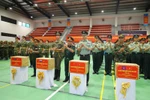 Deputy Minister of National Defence Sen. Lt. Gen. Hoang Xuan Chien (front, centre) presents gifts to military personnel from the four foreign militaries participating in the coming parade. (Photo: VNA)