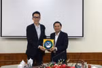A representative of the Ha Nam People’s Committee presents a souvenir to a visiting delegation from the Department of Industry and Tourism of Nagahama city in Shiga prefecture of Japan. (Photo: VNA)