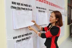 A Raglai resident in Bac Ai Tay commune, Khanh Hoa province, reviews the publicised voter list at the commune People’s Committee headquarters. (Photo: VNA)