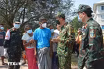 Personnel from the Vietnam People’s Army talk to Myanmar people about search and rescue efforts after the eathquake. (Photo published by VNA)